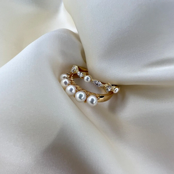 Adria Piccolo Ring Guld från Sif Jakobs i elegant 18K guldpläterat silver med cubic zirconia och sötvattenpärla.