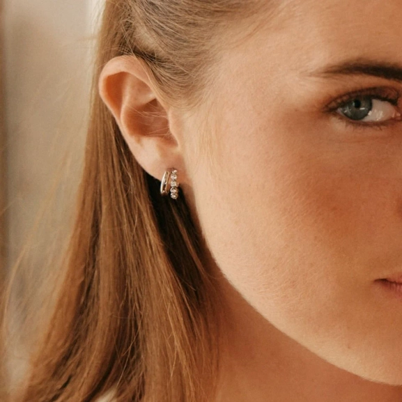 en slät och en med gnistrande stenar