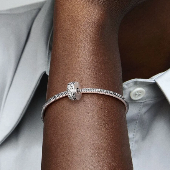 Skimrande Pavé Klämstopp i silver med Cubic Zirconia stenar från Pandora Moments kollektionen.