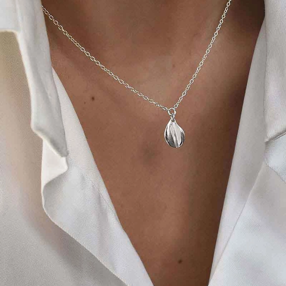 A Forest Drop Necklace - Drakenberg Sjölin Halsband - Snabb frakt & paketinslagning - Nordicspectra.se