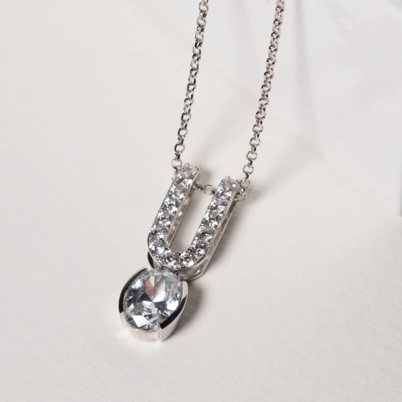 Ellisse Carezza Uno Halsband i silver med gnistrande Cubic Zirconia-stenar från Sif Jakobs Ellisse-kollektion.