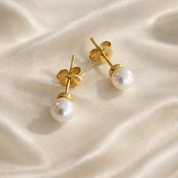 Petite Pearl Single Studs Gold: små örhängen i 18K guld med sötvattenspärlor