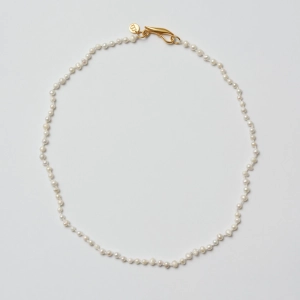Knitted Pearl Necklace Gold med barocka sötvattenspärlor i stickad design och gyllene lås