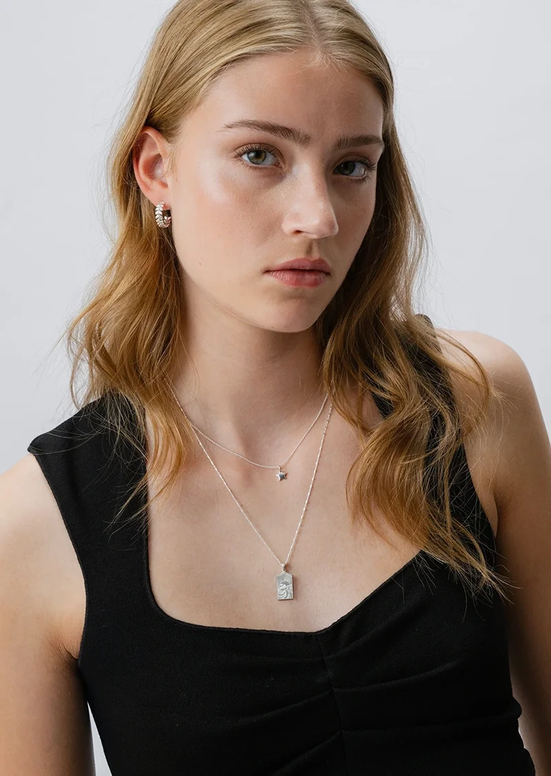 Lucky Coin Keep Dreaming Necklace Silver från Syster P i återvunnet sterlingsilver med paradisdesign och "Keep dreaming"-gravyr