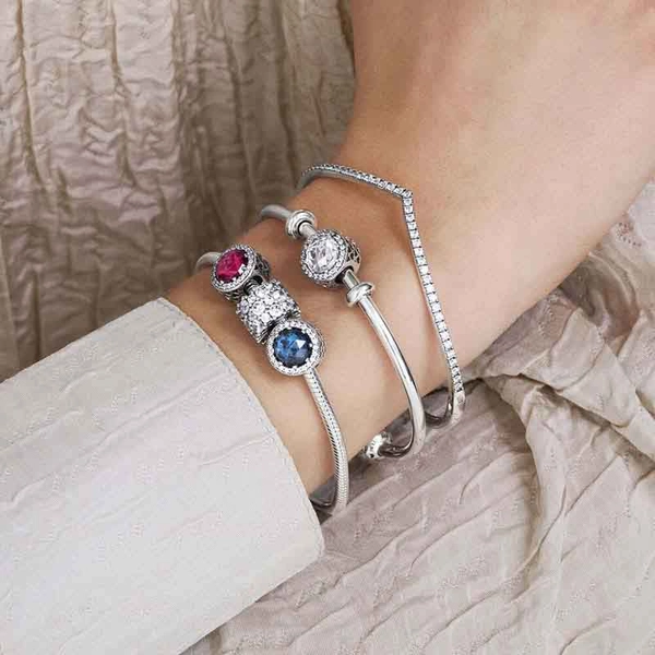 Sparkling Dark Blue Hela Moonlight Blue Radiant Hearts Hela - PANDORA - Suuri valikoima & ilmainen lahjapaketointi - Nordicspectra.fi