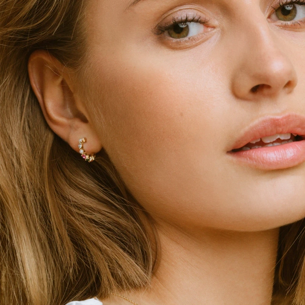 eleganta små ringar i 18K guldpläterat silver med cubic zirconia och sötvattenpärla.
