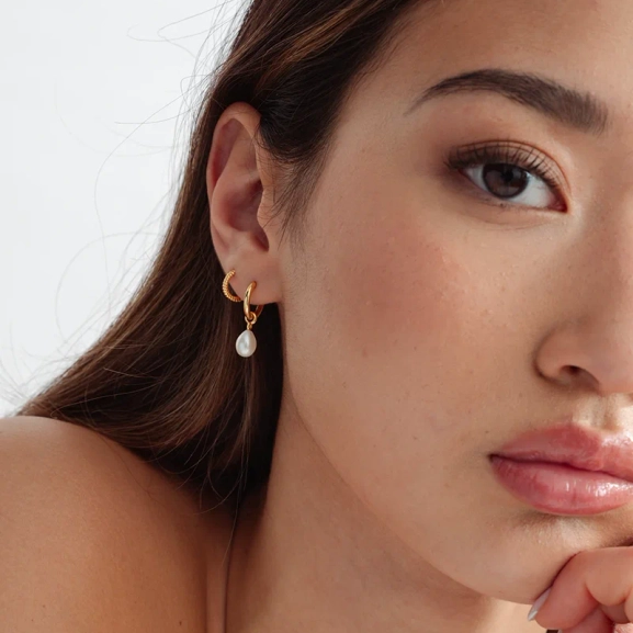 Treasure Pearl Hoops Gold - Syster P - Snabb leverans & Gratis paketinslagning - Nordic Spectra