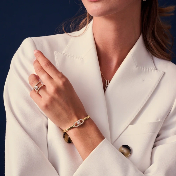 eleganter Ring aus 18 Karat vergoldetem Silber mit funkelnden Zirkonia.