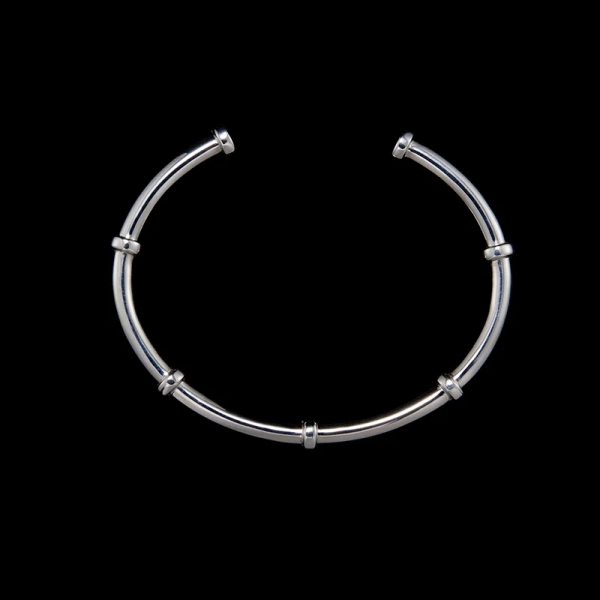 Bolted Cuff armband i återvunnet sterlingsilver med slät form och flera små ringar längs bandet