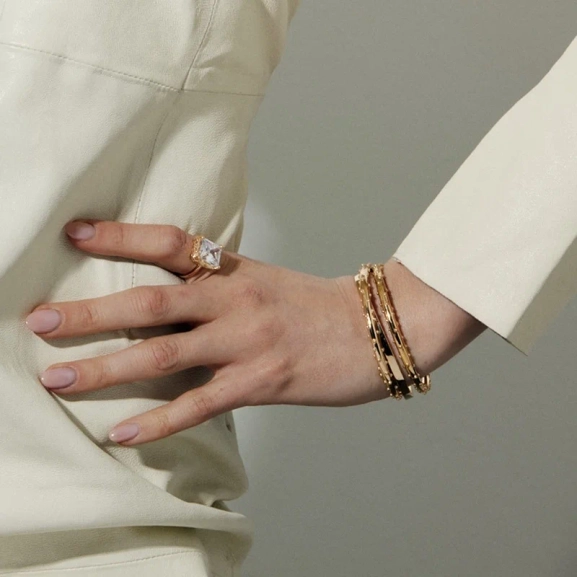 Dot Dew Bangle Gold - Emma Israelsson - Snabb frakt & paketinslagning - Nordic Spectra