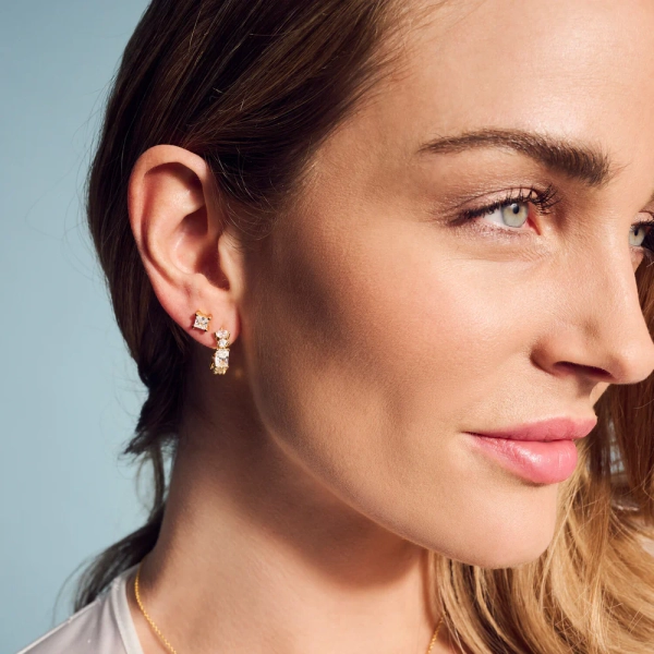 eleganta små fyrkantiga örhängen med gnistrande Cubic Zirconia