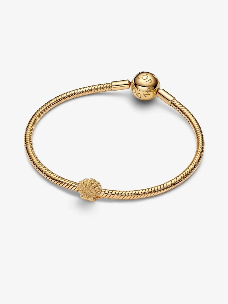 Mini Snäcka Glittrande Berlock Guld från Pandora Moments. Upplev kraften av förändring med denna vackra symbol för styrka och skönhet inspirerad av vågornas brus.