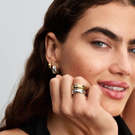 Pandoras räfflade breda bandring i 14 karats guldplätering är ett modigt smycke med vågigt designmönster som utstrålar självförtroende. Frihet och individualitet i stil och elegans.