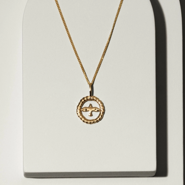 Wreath Dove Necklace Gold: Ett elegant halsband i guld med en duva och kransdesign