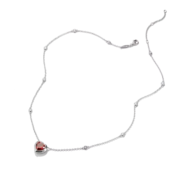 Rött Hjärta Elyndra Halsband från Thomas Sabo med hjärtformat hänge i röd zirkonia och silverkedja med vita stenar.
