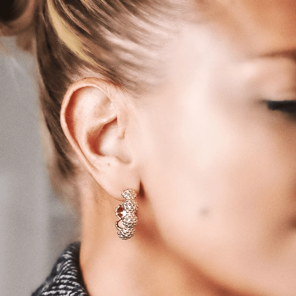 Dew Globe Hoops Gold - Emma Israelsson - Suuri valikoima & ilmainen lahjapaketointi - Nordicspectra.fi