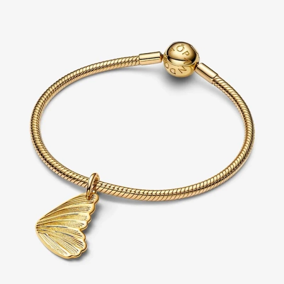 Fjärilsvinge hängsmycke i guld från Pandora Moments. Skapa din unika stil med denna vackra accessoar som symboliserar frihet och naturens skönhet.