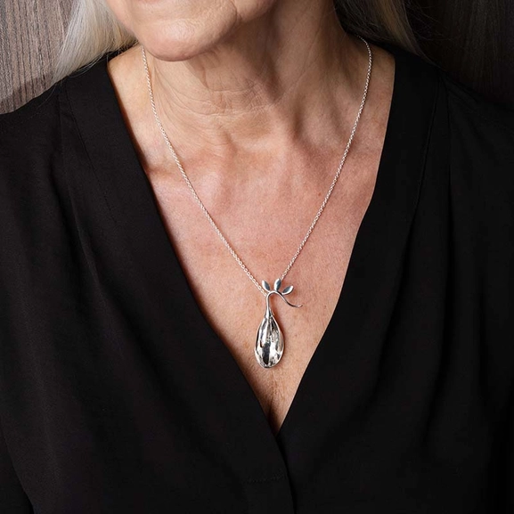Freesia Pendant - Efva Attling - Skandinaviska Designsmycken - Nordic Spectra