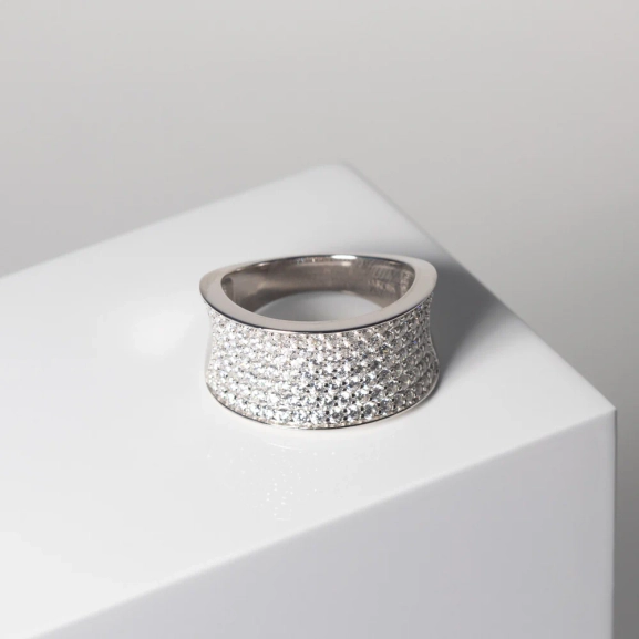 Felline Concavo Ring i silver med gnistrande cubic zirconia-stenar från Sif Jakobs
