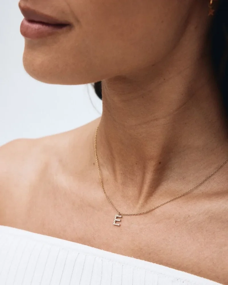 gnistrande cubic zirconia på ankarkedja
