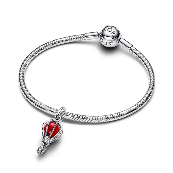 Sterlingsilver hängberlock i form av en varmluftsballong i rött muranoglas. En symbol för att sträva efter nya mål och äventyr. Perfekt som daglig påminnelse eller gåva till en äventyrslysten person.