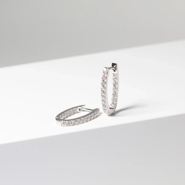 Ellisse Piccolo Örhängen i silver med gnistrande Cubic Zirconia-stenar från Sif Jakobs Ellisse-kollektion.