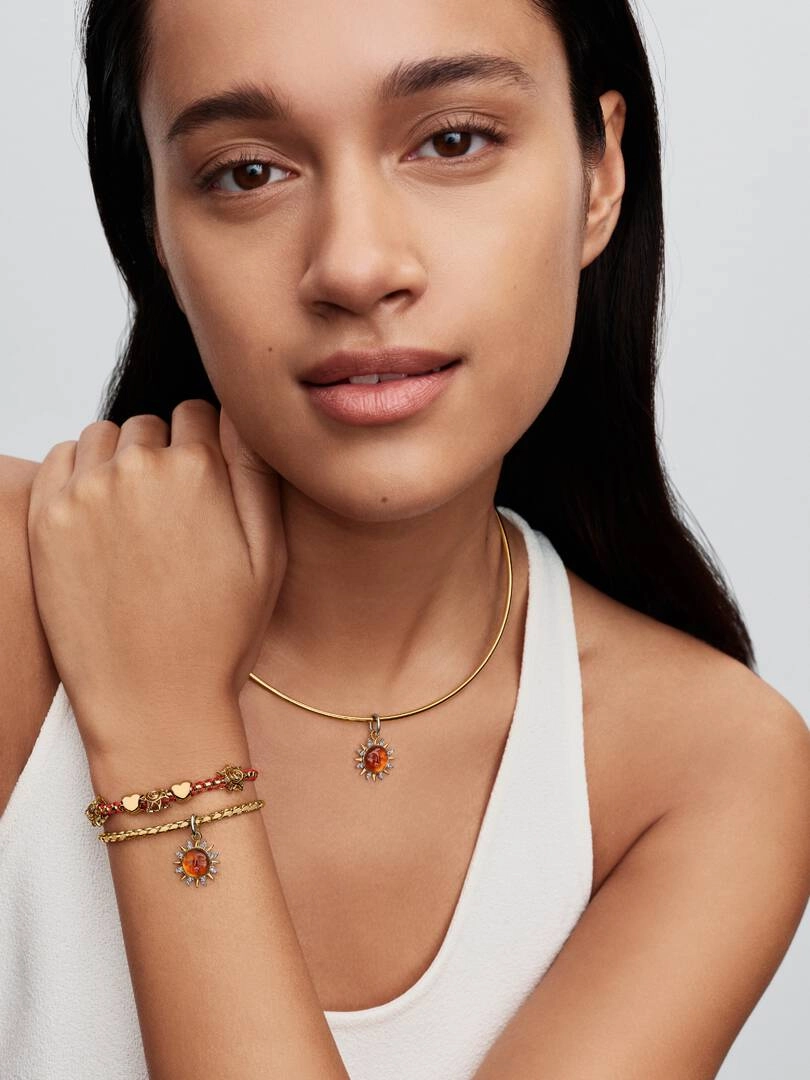 pläterad med 14K guld och dekorerad med orange cubic zirconia.