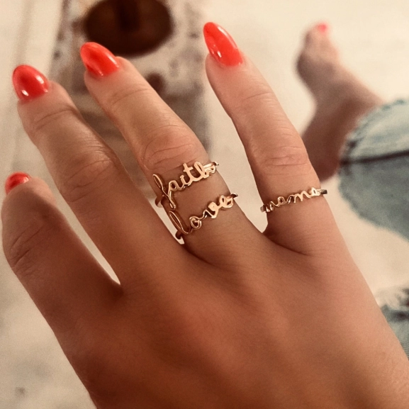 justerbar ring i 18K guldförgylld mässing med "mama" i handskrivet typsnitt