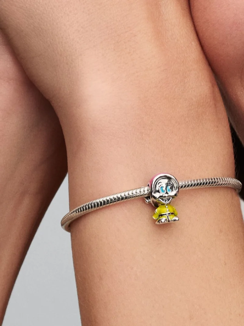 prydd av en emaljhatt och en rock.