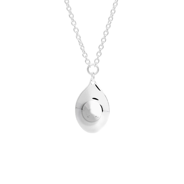 Elm Small Necklace från Drakenberg Sjölin i silver med droppformat hänge och rund detalj