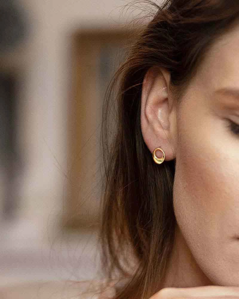 Orbit Drop Studs Gold - Drakenberg Sjölin Örhängen - Snabb frakt & paketinslagning - Nordicspectra.se
