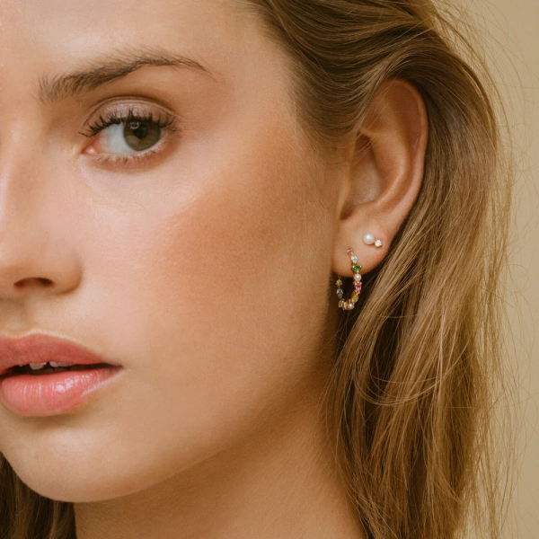 Adria Creolo Medio Örhängen Mix Guld från Sif Jakobs i 18K guldpläterat silver med cubic zirconia och sötvattenpärla.