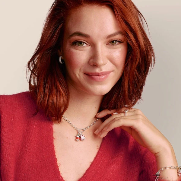 THOMAS SABO x Peanuts Snoopy vinterjacka – Connect berlock i silver med röd jacka och grön mössa