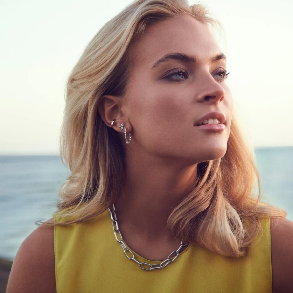 perfekt för att ge en stilren touch till din look. Artikelnummer: SJ-C62019-SS.