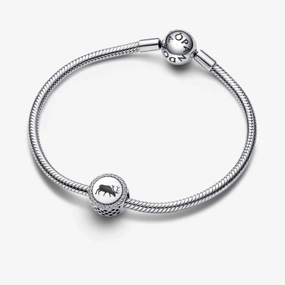 verziert mit 54 Zirkonia-Steinen und Rautenformen. Nordisches Design von Pandora