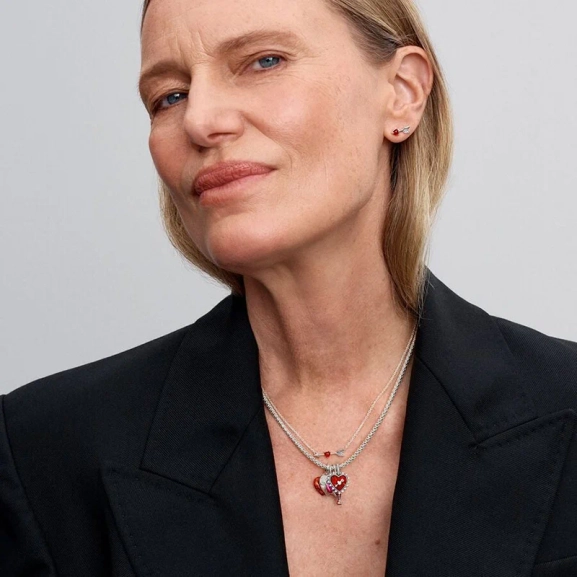rött hjärta i artificiell opal omringat av klara kubisk zirkonia. Graverad med "Följ ditt hjärta". Idealiskt för armband eller halsband.