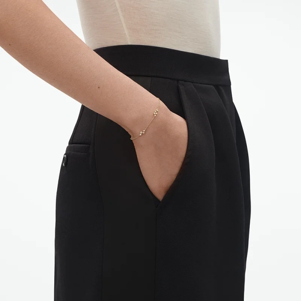 SS25_ECOM_ON-MODEL_SIGNATURE_BRACELET_20001502