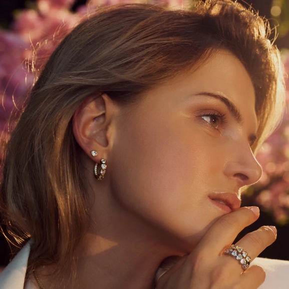eleganta ringar i 18K guldpläterat silver med gnistrande Cubic Zirconia-stenar.