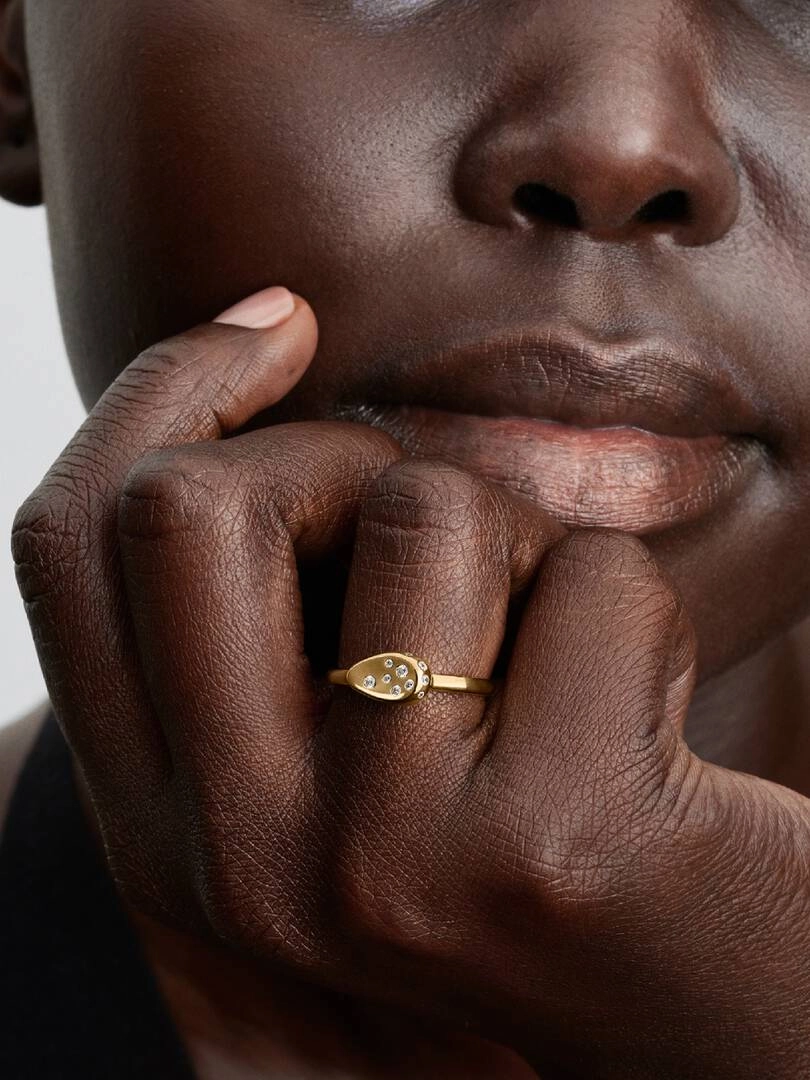 pläterad med 14K guld och infattad med tio gnistrande cubic zirconia.