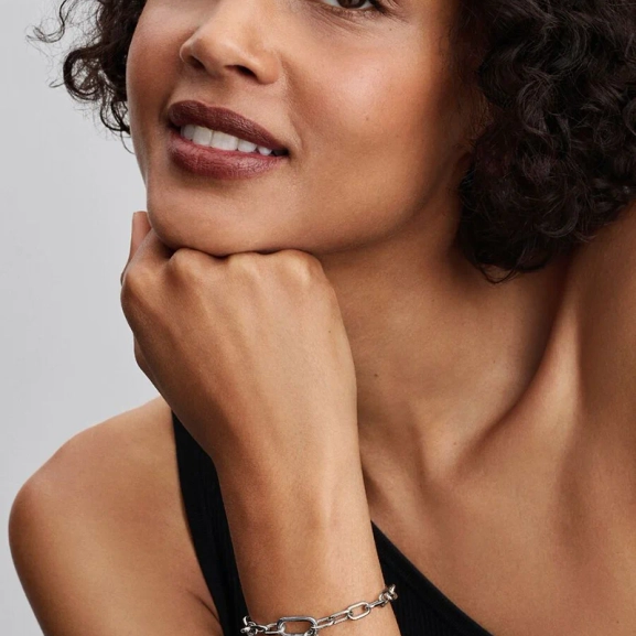 Medaljong Ros Berlock Silver & Guld. En påminnelse om din resa och styrka. Skönhet blomstrar även bland taggarna. Ljus och skönhet i tuffa stunder.