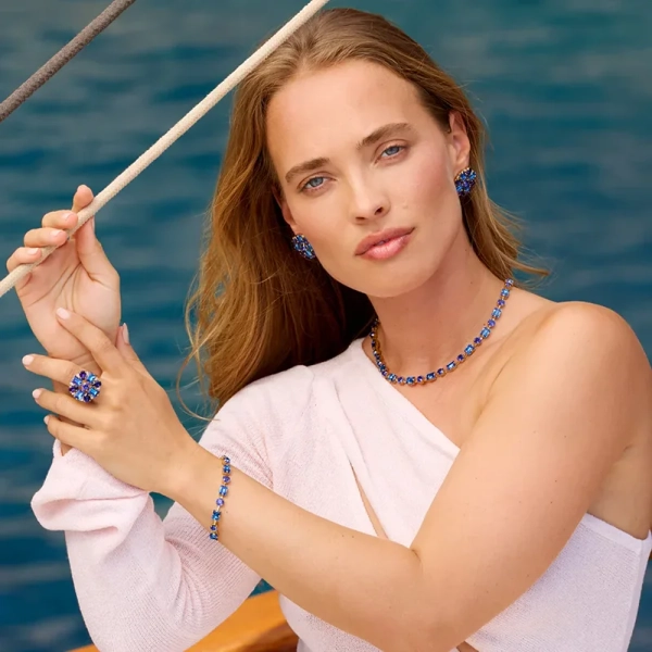 Guldpläterat armband med eleganta linjer och blå Swarovski® kristaller