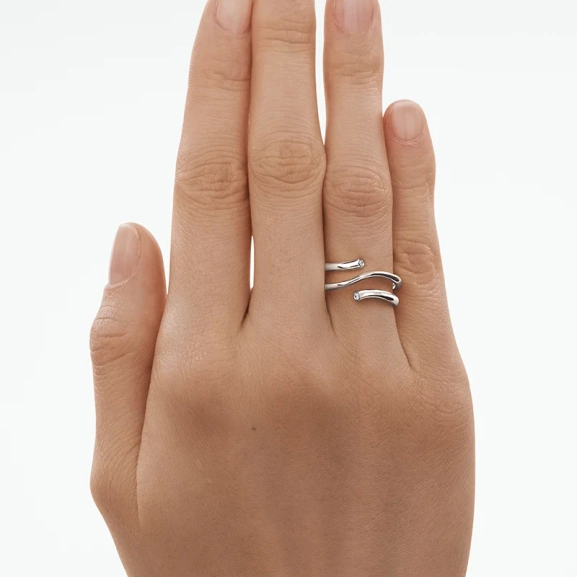 SS25_ECOM_ON-MODEL_MAGIC_RING_20000342_Close-ups