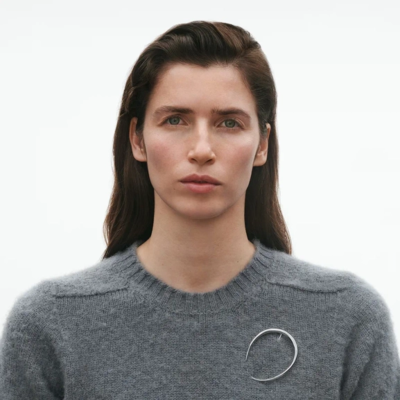 designad av Jacqueline Rabun för Georg Jensen. Tidlös och sofistikerad accessoar.