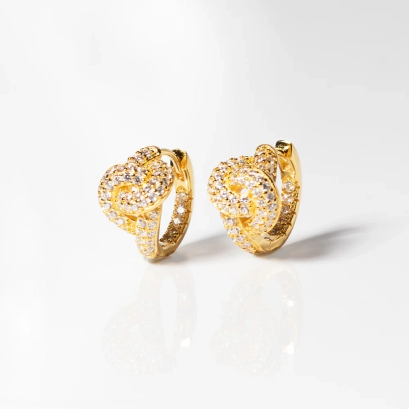 eleganta ringar i 18K guldpläterat silver med gnistrande cubic zirconia-stenar.