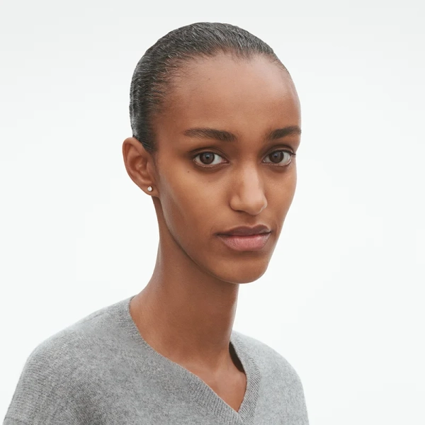 AW25_ECOM_ON_MODEL_SIGNATURE_DIAMONDS_EARSTUD_YG_20001349_1x1