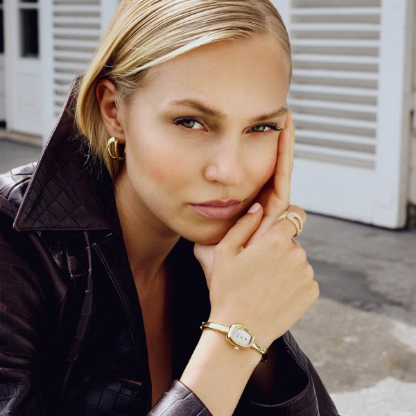 eine hübsche Armbanduhr aus 18-karätig vergoldetem Stahl mit einem weichen