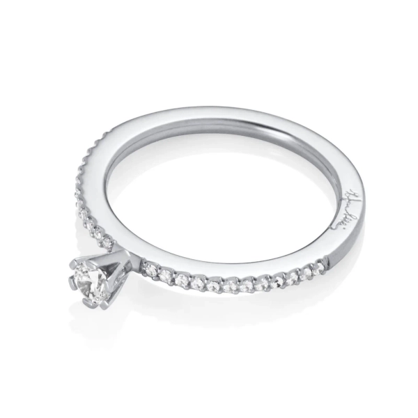 High On Love & Stars Ring i platina med en briljantslipad diamant och pavéinfattade smådiamanter längs den smala skenan