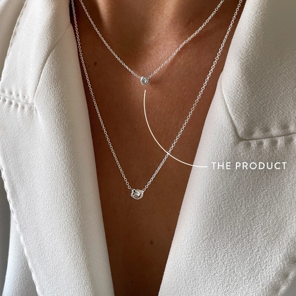 kort silverhalsband med polerad knut