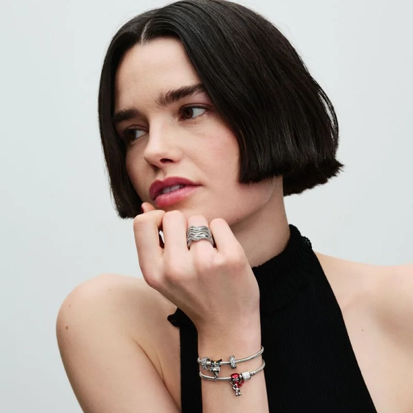 Q224_D_PDP_Model_Styled_39_1x1_RGB