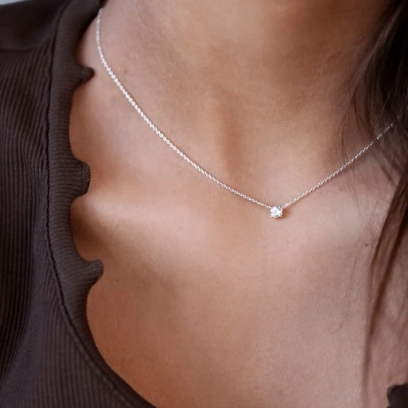 Minimalistica Solo Nova Necklace Silver i återvunnet silver med vit topas